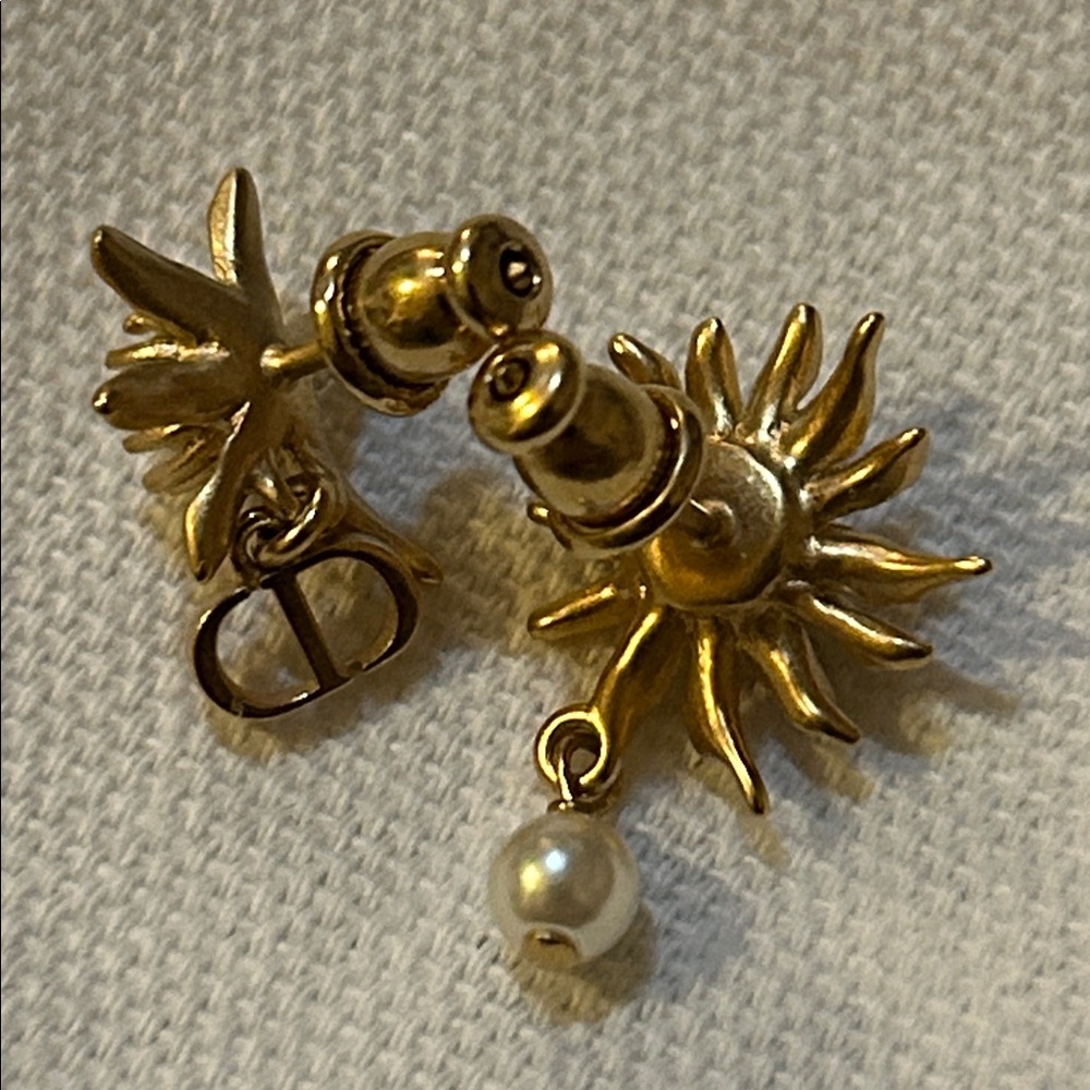 DIOR CHARDONS EARRINGS Gold-Finish Metal and White Resin Pearls - Picture 6 of 8